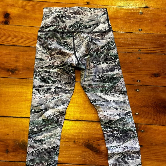 Lululemon Cropped Leggings - Cool Pattern Sz 4 - Picture 1 of 5